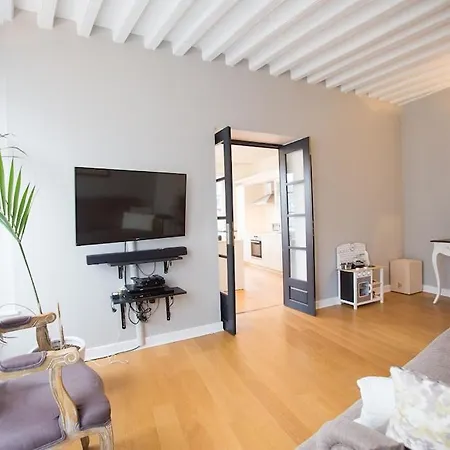 Apartment Centrally Located, Refurbished Modern Flat With Views Over The Historic Port