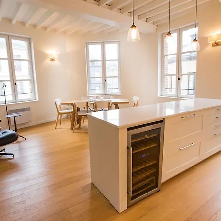 Centrally Located, Refurbished Modern Flat With Views Over The Historic Port