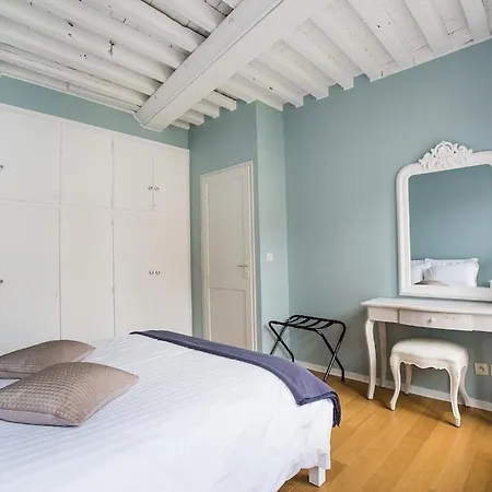 Centrally Located, Refurbished Modern Flat With Views Over The Historic Port *