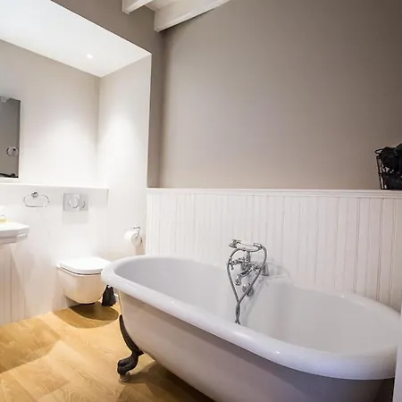 Centrally Located, Refurbished Modern Flat With Views Over The Historic Port