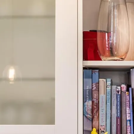 Centrally Located, Refurbished Modern Flat With Views Over The Historic Port * Honfleur