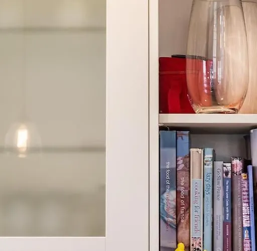 Centrally Located, Refurbished Modern Flat With Views Over The Historic Port * オンフルール