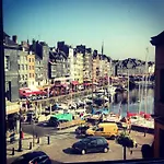 Apartment Centrally Located, Refurbished Modern Flat With Views Over The Historic Port
