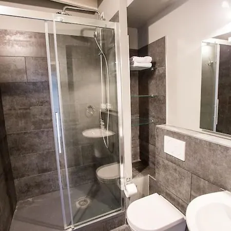 Centrally Located, Refurbished Modern Flat With Views Over The Historic Port *