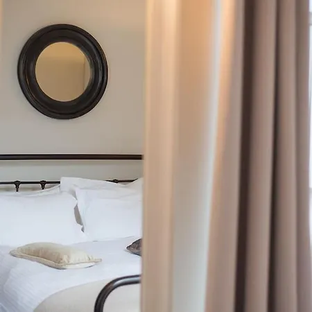 Centrally Located, Refurbished Modern Flat With Views Over The Historic Port *