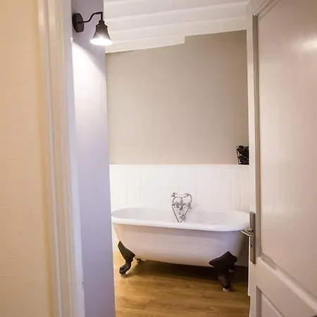 Διαμέρισμα Centrally Located, Refurbished Modern Flat With Views Over The Historic Port *