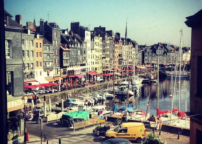 Apartment Centrally Located, Refurbished Modern Flat With Views Over The Historic Port