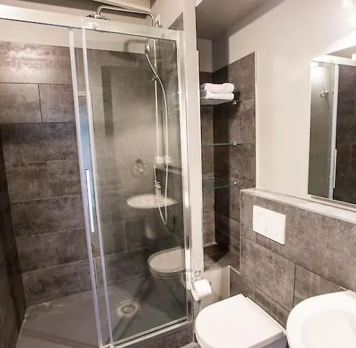 Centrally Located, Refurbished Modern Flat With Views Over The Historic Port *