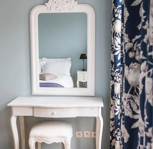 Apartment Centrally Located, Refurbished Modern Flat With Views Over The Historic Port *