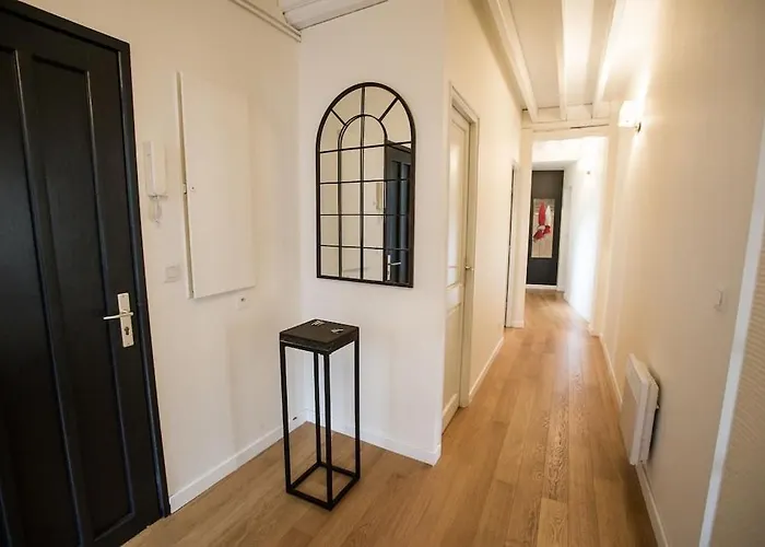 Centrally Located, Refurbished Modern Flat With Views Over The Historic Port * Honfleur