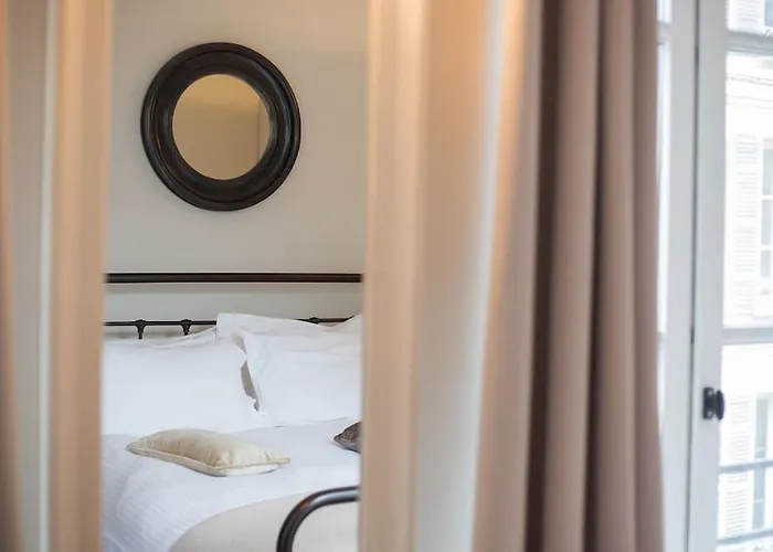 Centrally Located, Refurbished Modern Flat With Views Over The Historic Port *